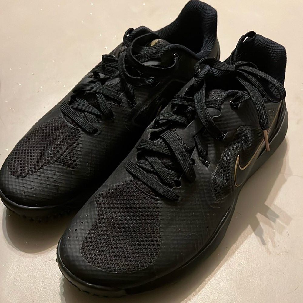 Nike - Tiger Woods Spike less Golf Shoe